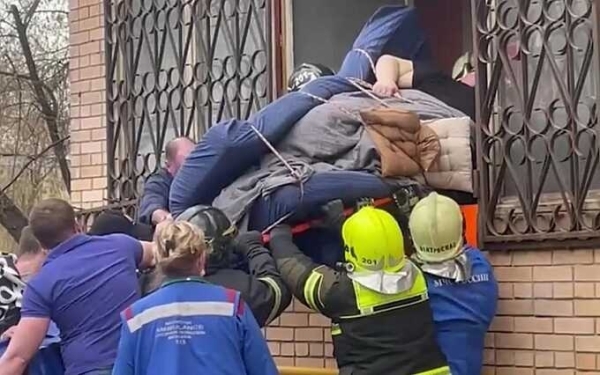 В Москве спасателям пришлось спилить оконную решетку, чтобы спасти мужчину